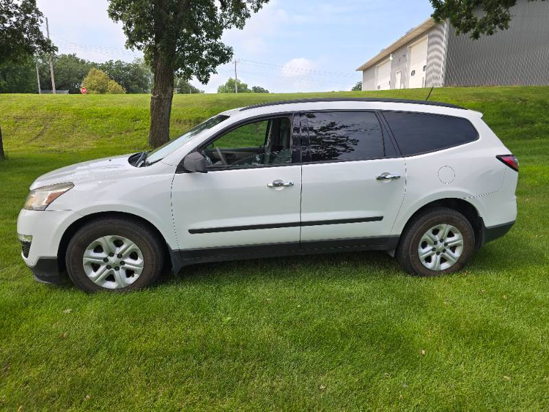 lot 7 image: 2017 Chevy Traverse AWD
