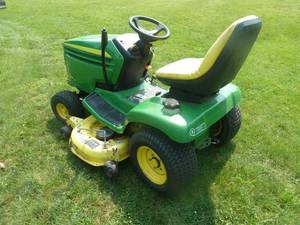lot 13 image: John Deere LX277 Lawn Tractor AWS