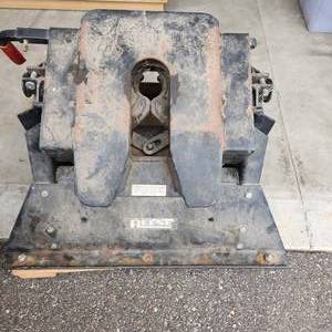 lot 1 image: Reese Fifth Wheel Trailer Hitch Model 30023
