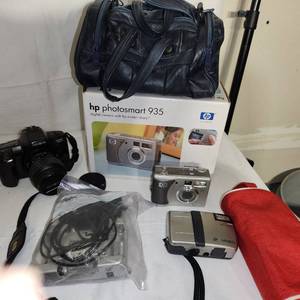 lot 29 image: Vintage Cameras And Accessories