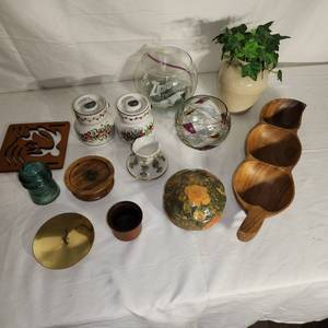 lot 30 image: Box Of Miscellaneous MCM And Vintage Home Decor