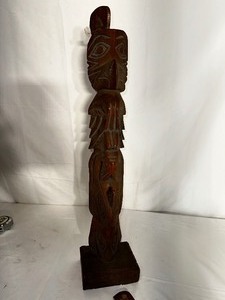 lot 47 image: Vintage Thunderbird Totem Pole Piece Needs To Be Glued Back On