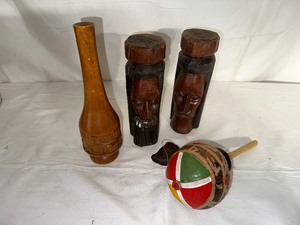 lot 48 image: Vintage Hand Carved Souvenirs