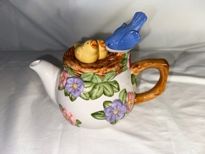 lot 76 image: Vintage Bird Nest Teapot