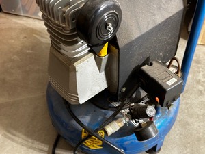 lot 267 image: Air Compressor - Runs but does not compress, needs repair