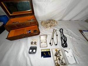 lot 131 image: Variety of Vintage Costume Jewelry