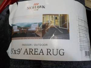 lot 39 image: Mohawk 6 ft x 9 ft Area Rug...
