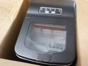 lot 71 image: Newair 26 lb. Portable Countertop Ice Maker