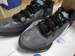 lot 94 image: Nike Size Mens 9.5 Tennis Shoes...
