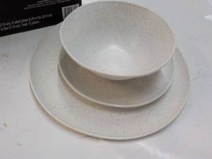 lot 157 image: 12 pc Mainstays Dinnerware Set- Juego de Vajilla