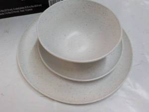lot 158 image: 12 pc Mainstays Dinnerware Set- Juego de Vajilla