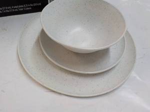 lot 159 image: 12 pc Mainstays Dinnerware Set- Juego de Vajilla