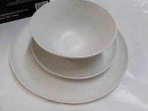 lot 160 image: 12 pc Mainstays Dinnerware Set- Juego de Vajilla