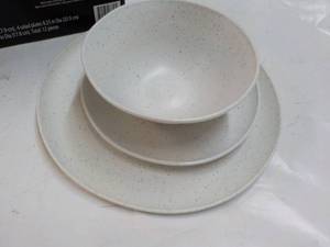 lot 161 image: 12 pc Mainstays Dinnerware Set- Juego de Vajilla