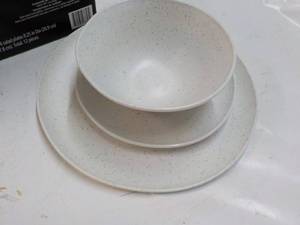 lot 162 image: 12 pc Mainstays Dinnerware Set- Juego de Vajilla