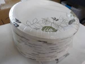 lot 237 image: 125 ct 8.5 Paper Plates...