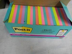 lot 273 image: 24 ct 3 in square Post Its...