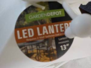 lot 275 image: 13 LED Lantern...
