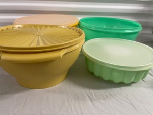 Lot of 4 Vintage Tupperware Bowls