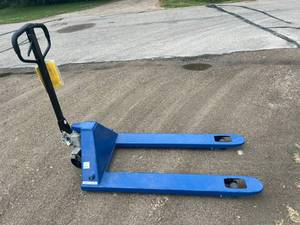 lot 8 image: New 5500 lb Hand Pallet Truck