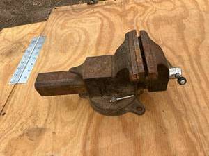 lot 15 image: Bench Vice