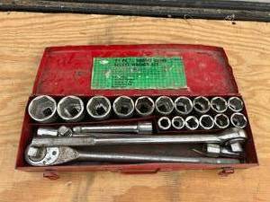 lot 16 image: 21 Piece 34 Drive Socket Wrench Set