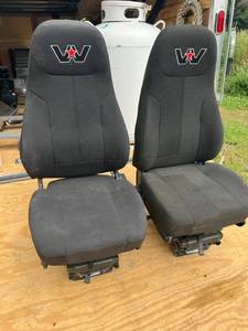lot 36 image: Western Star Truck Seats