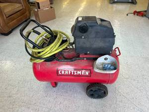 lot 5 image: Craftsman 150 PSI 1.5HP 20 Gallon Air Compressor & Hose