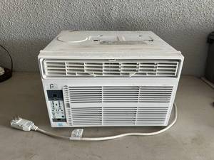 lot 92 image: Perfect Aire 8000 BTU Air Conditioner