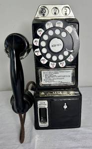 lot 10 image: Vintage Jim Beam Telephone Whiskey Decanter