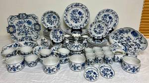 lot 5 image: Vintage Blue Danube China Set