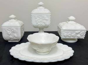 lot 132 image: Vintage Westmoreland Beaded Milk Glass Grape Collection