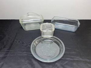 lot 135 image: Fire King Sapphire Blue Glass Pie Plate and Loaf Pan, Federal Vintage Clear Fruit Design Square Refrigerator Dish with Lid and Glasbake with Lid Loaf Pan