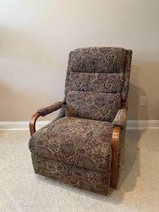 lot 67 image: La-Z-Boy Recliner 38 H x 29 D x 27 W