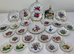 lot 86 image: Vintage Nasco Japan Ceramic Leaf Shaped Gold Trim Floral Design Dishes