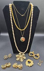 lot 102 image: Collection of Vintage Monet, Napier, Lisner Costume Jewelry