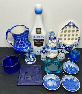 lot 140 image: Blue and White Ceramic and Glass Dcor Collection -14 pieces
