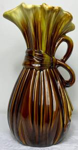 lot 153 image: Moderamics Mid Century Modern Pottery Vase #2168
