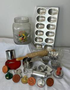 lot 150 image: Vintage Baking Bundle