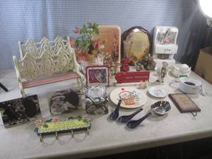 (EC1) Assorted Decor...