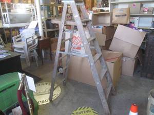 (EW7) Wood 6 Ft Ladder...