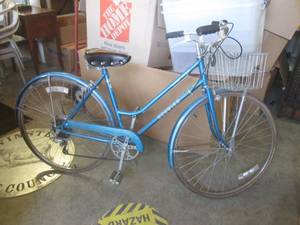(FRNT) Vintage Schwinn World Tourist 27 5-Speed Bicycle with Front Basket