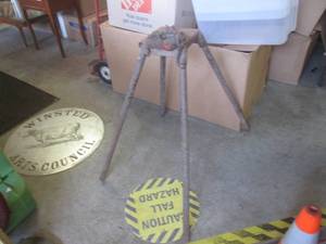 (BR1) Ridgid BC-210 Bench Chain Vise Mounted to Stand