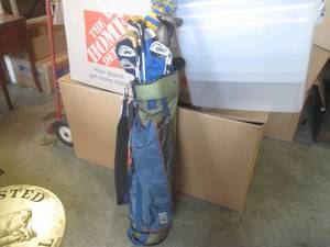 (BSB) Coyote Sports Golf Bag with Assorted Golf Clubs