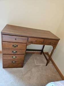 lot 14 image: Ethan Allen Nutmeg Maple Heritage Bedroom Desk