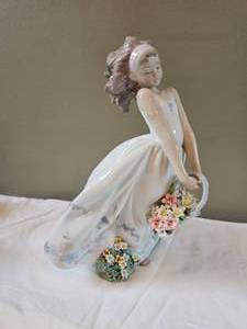 lot 7 image: Flawless Lladro Wild Flower Girl