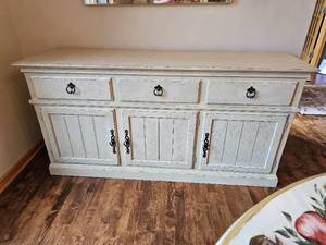 lot 16 image: Chic Provincial Serving Buffet