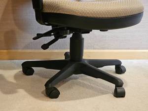 lot 151 image: Deluxe Adjustable Office Chair