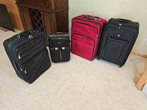 lot 208 image: Large Luggage Bundle