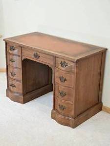 lot 21 image: Vintage Chippendale Keyhole Desk